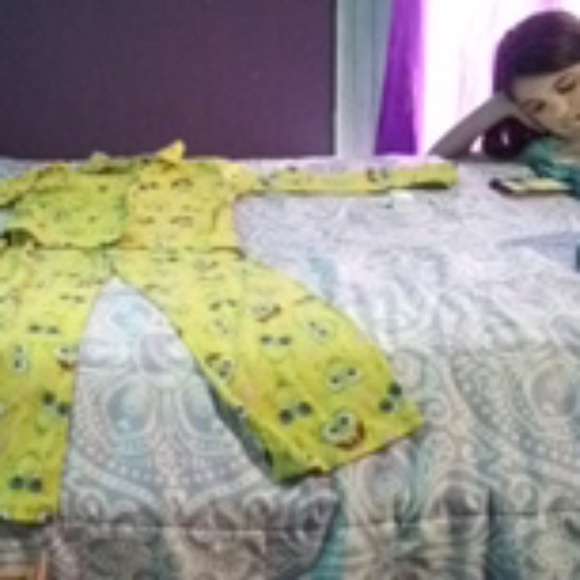 A sponge bob pajama set - Picture 2 of 2